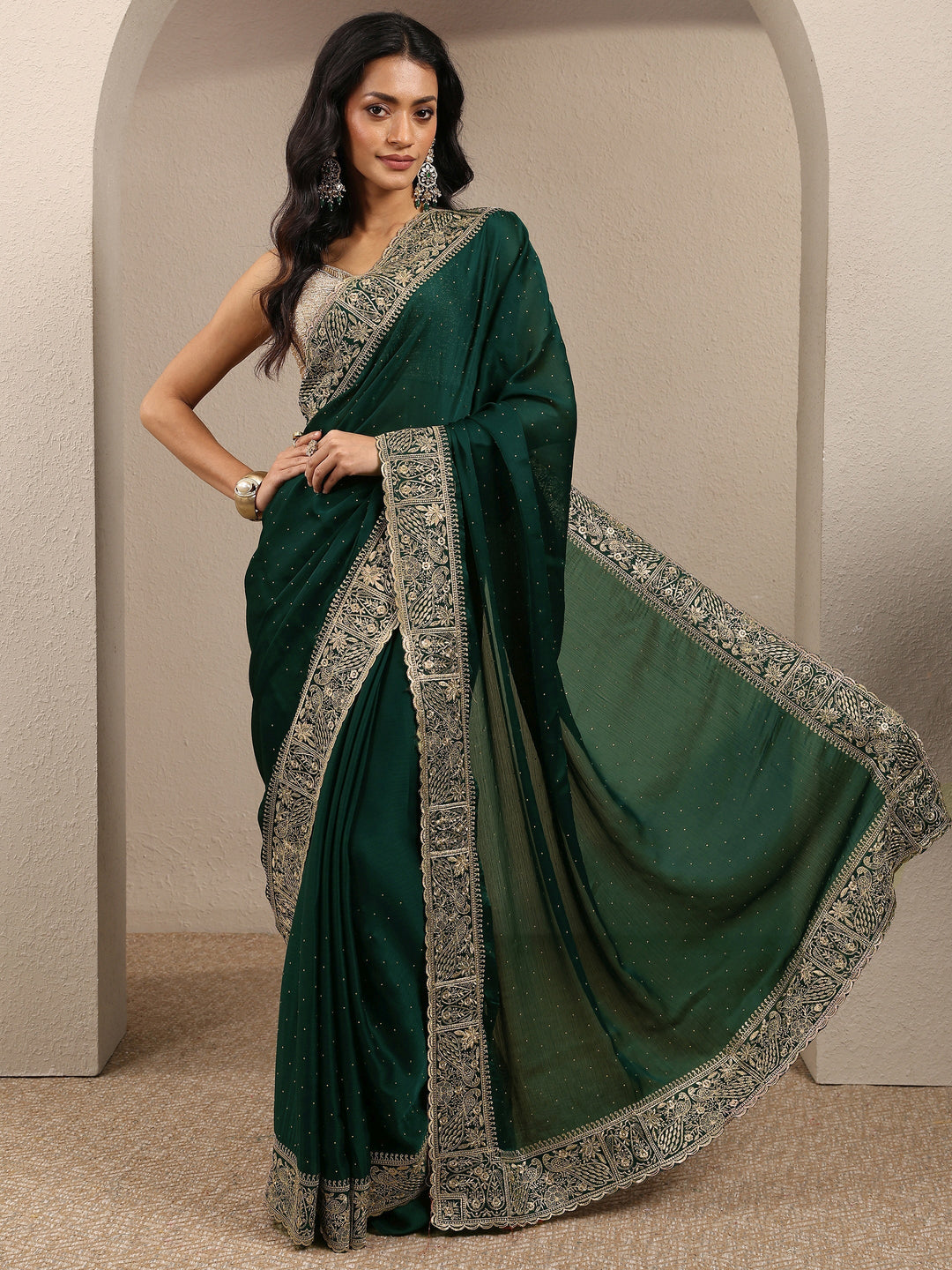 Green Embellished Silk Blend Saree With Unstitched Blouse Piece