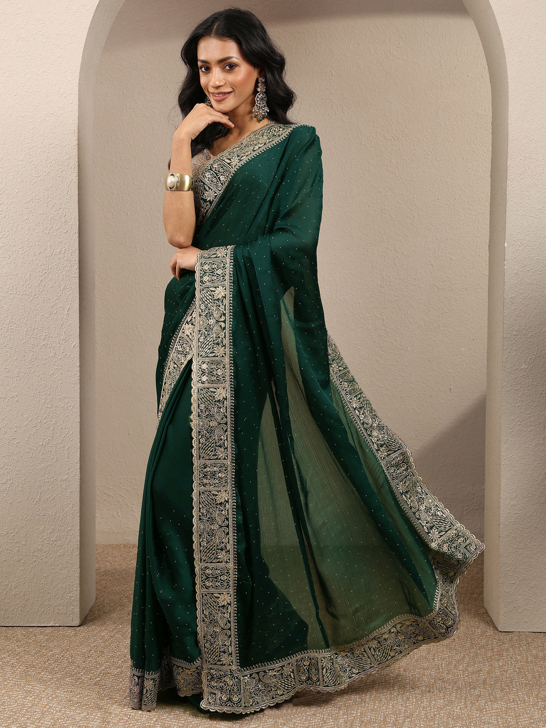 Green Embellished Silk Blend Saree With Unstitched Blouse Piece