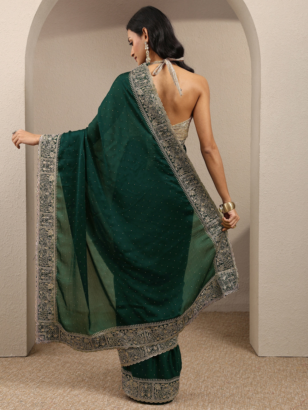 Green Embellished Silk Blend Saree With Unstitched Blouse Piece