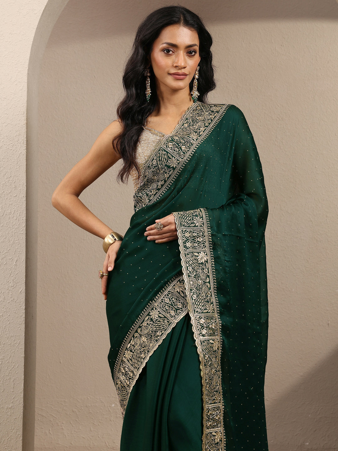 Green Embellished Silk Blend Saree With Unstitched Blouse Piece