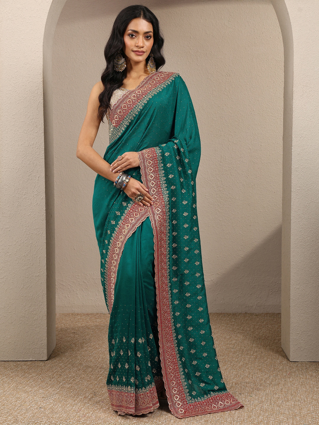 Green Embellished Silk Blend Saree With Unstitched Blouse Piece