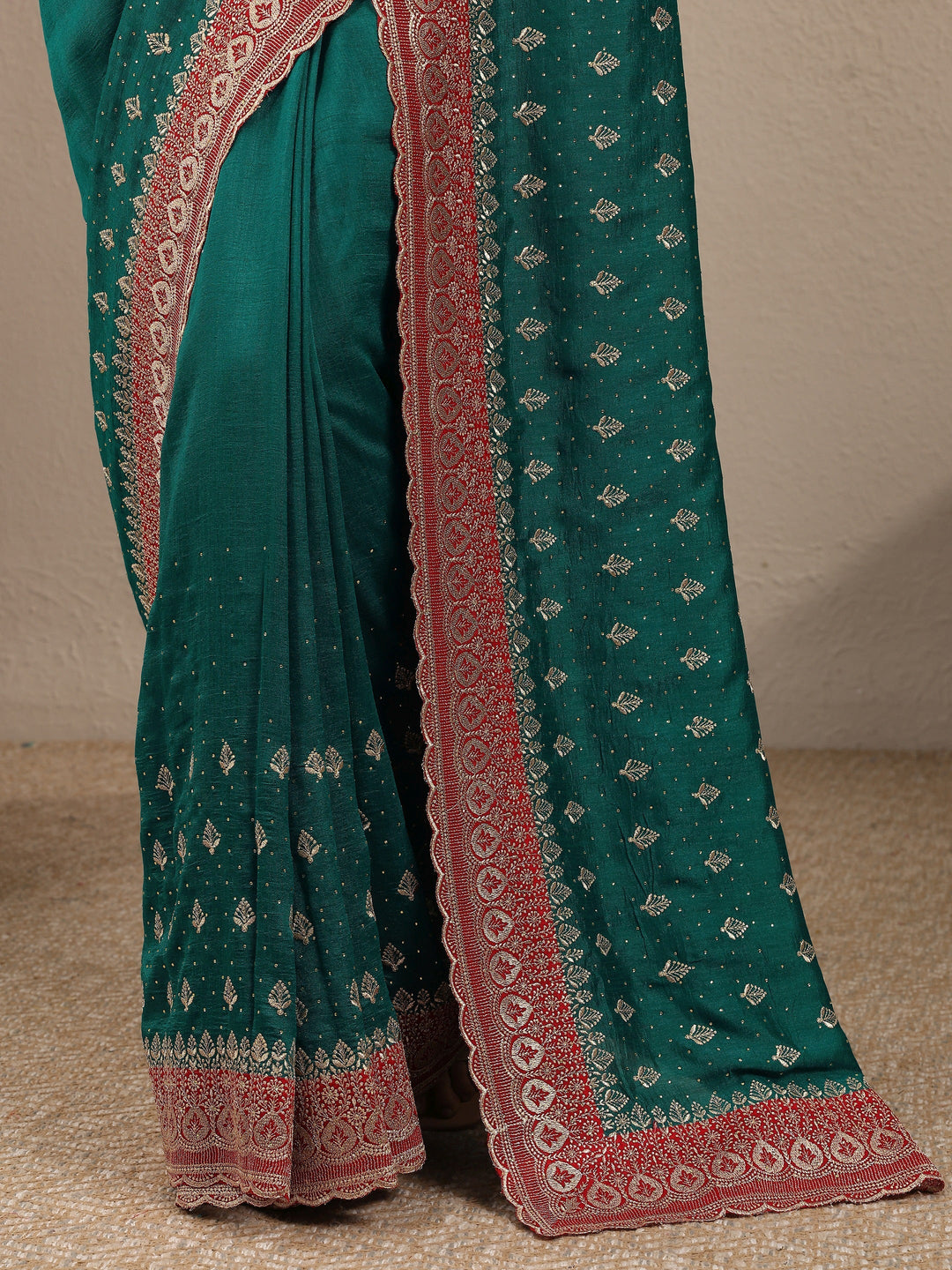 Green Embellished Silk Blend Saree With Unstitched Blouse Piece