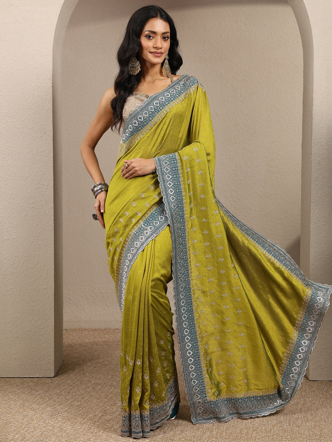 Green Embellished Silk Blend Saree With Unstitched Blouse Piece