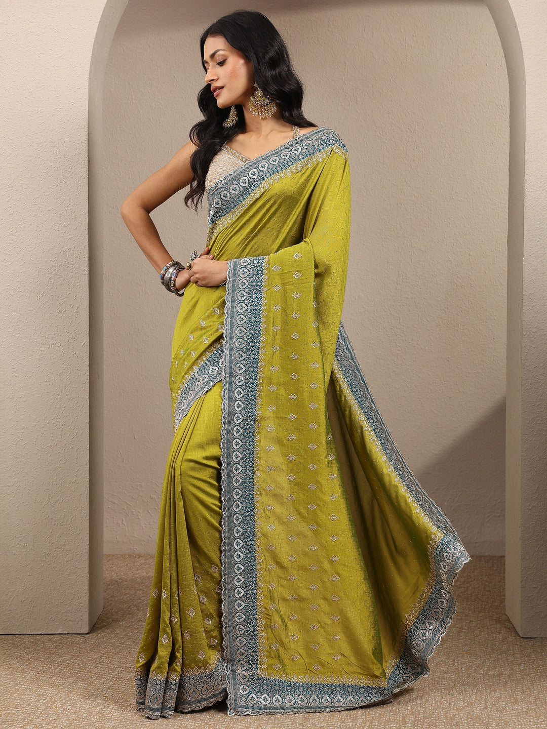 Green Embellished Silk Blend Saree With Unstitched Blouse Piece