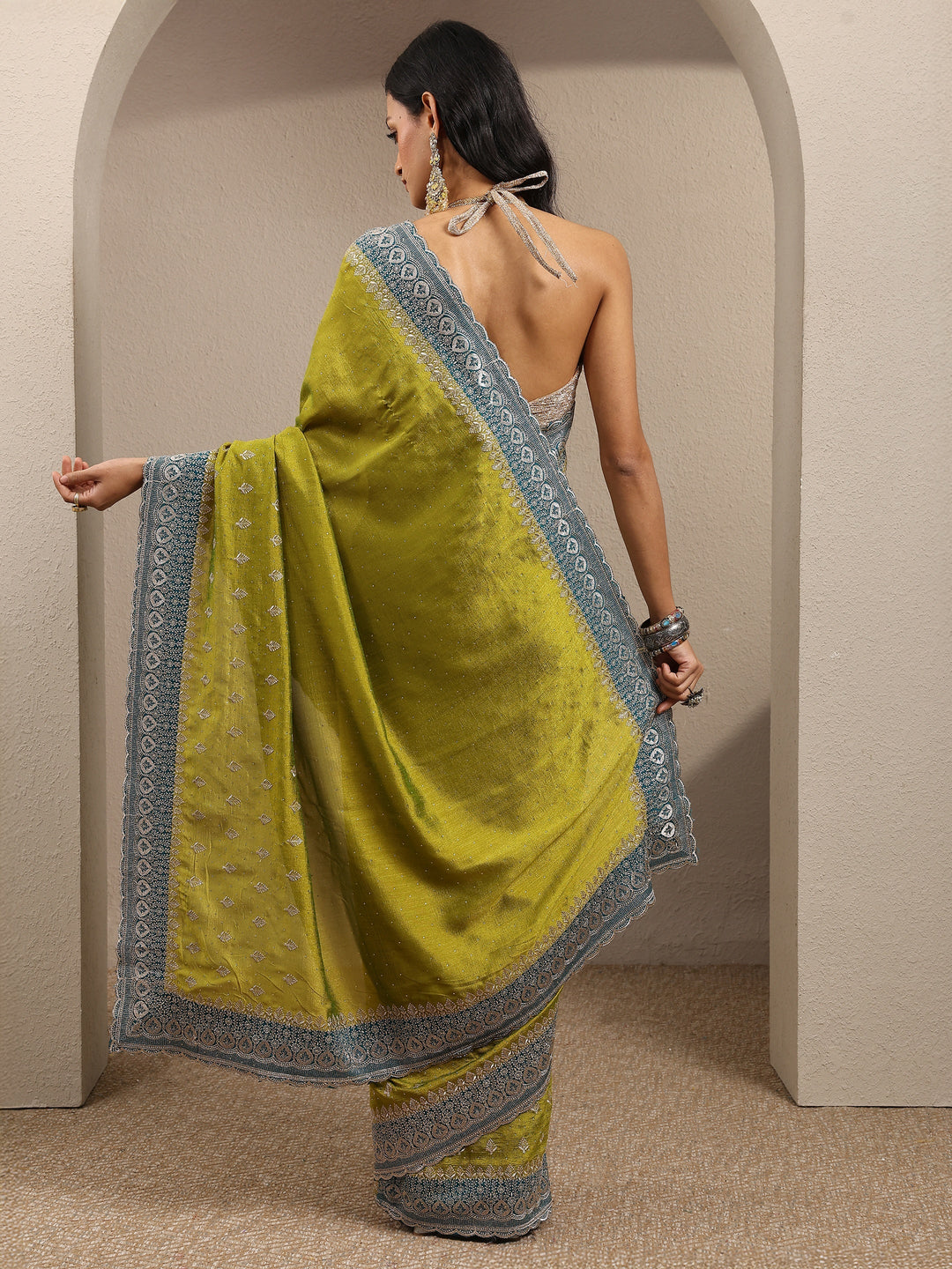 Green Embellished Silk Blend Saree With Unstitched Blouse Piece