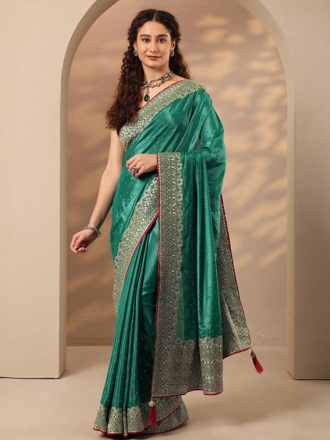 Green Embellished Silk Blend Saree With Unstitched Blouse Piece