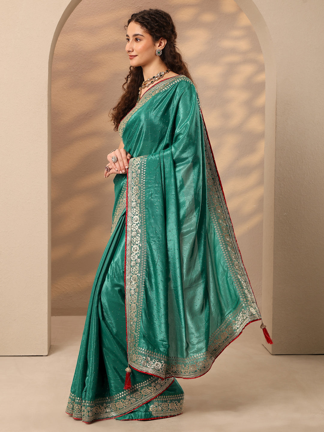 Green Embellished Silk Blend Saree With Unstitched Blouse Piece