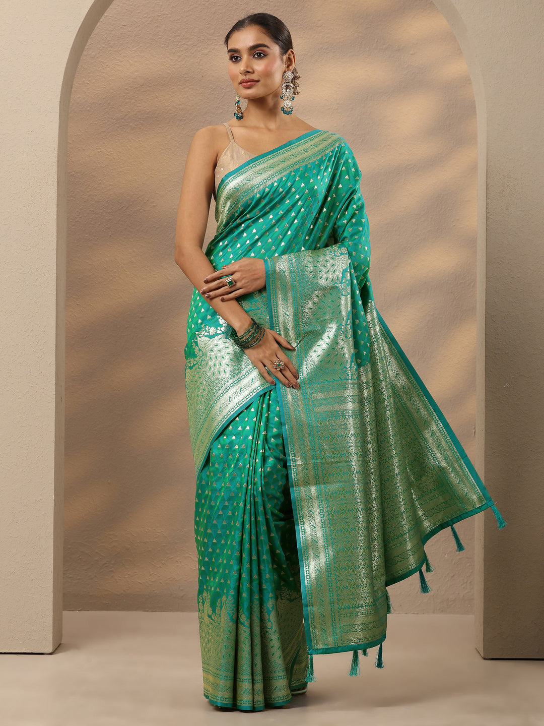 Green Woven Design Silk Blend Saree With Unstitched Blouse Piece