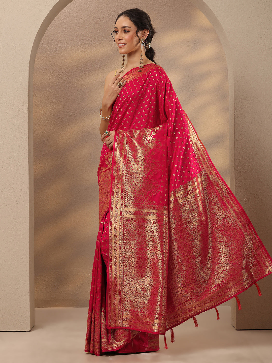Red Woven Design Silk Blend Saree With Unstitched Blouse Piece