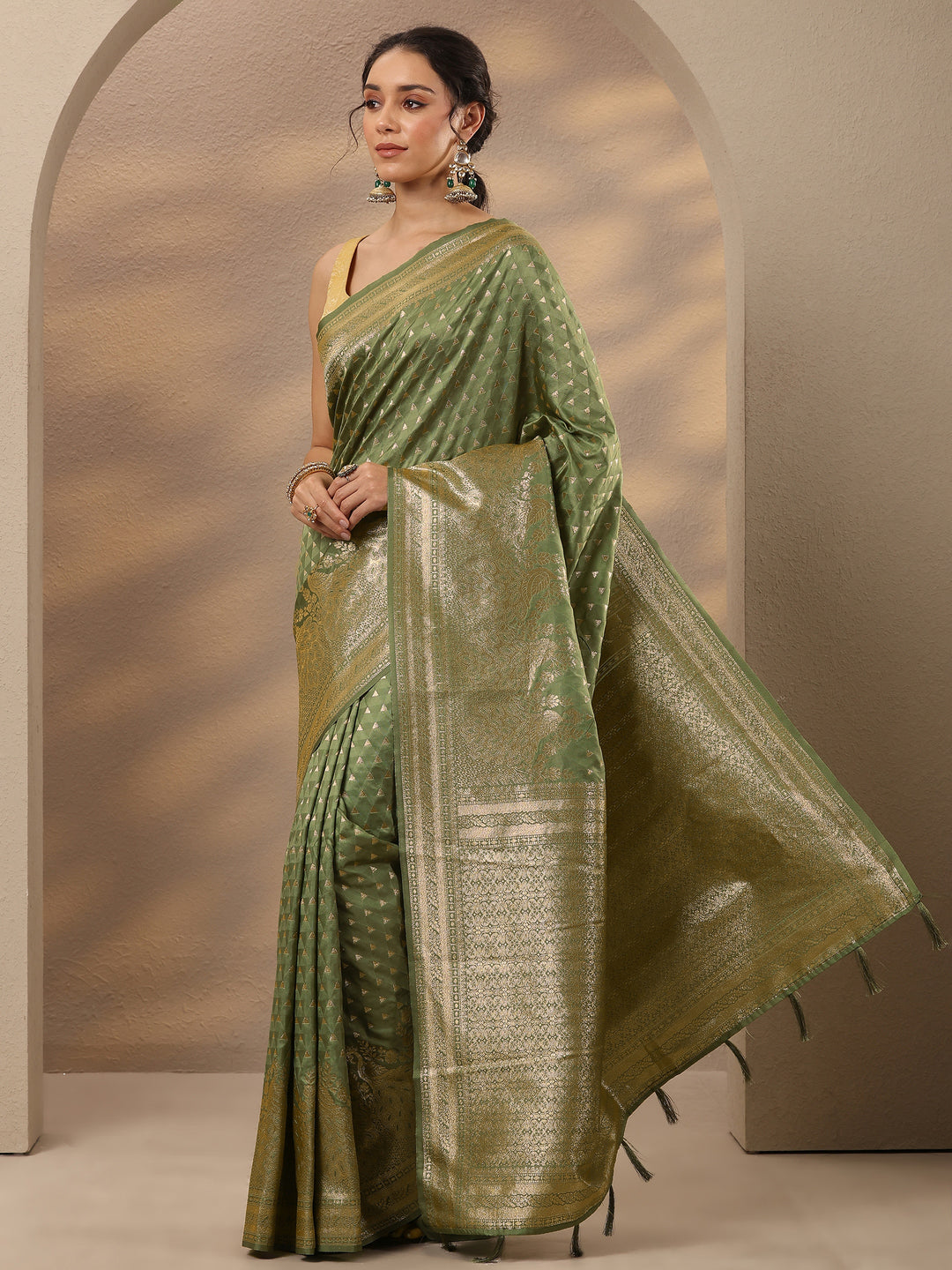 Green Woven Design Silk Blend Saree With Unstitched Blouse Piece