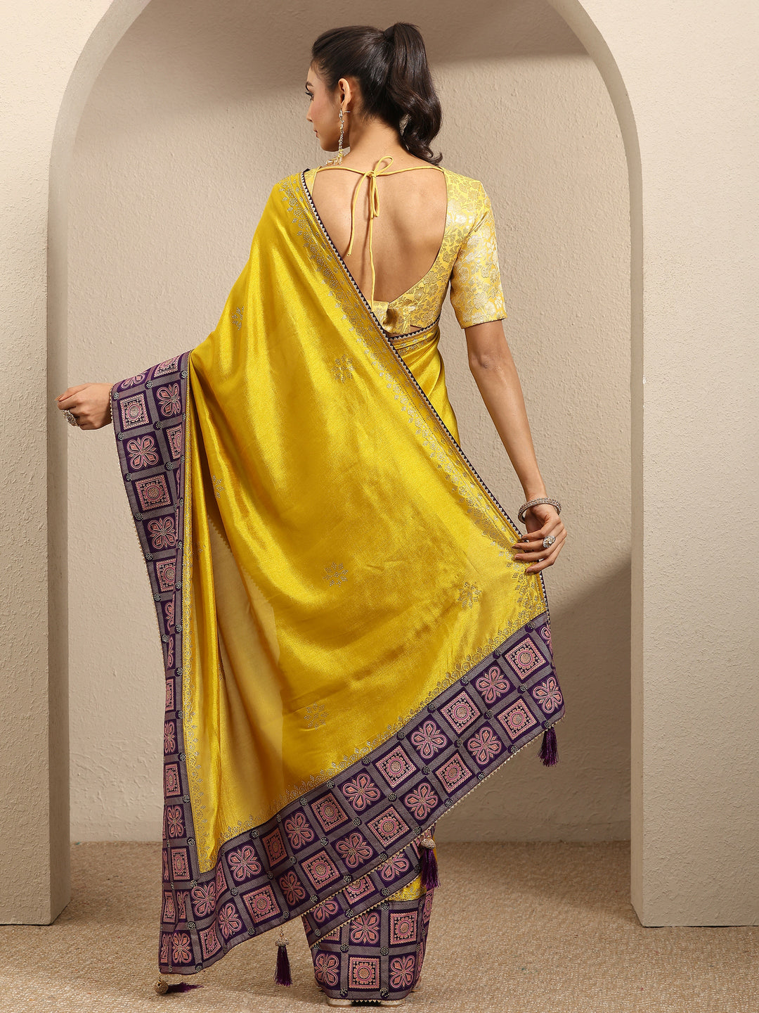 Mustard Embellished Silk Blend Saree With Unstitched Blouse Piece