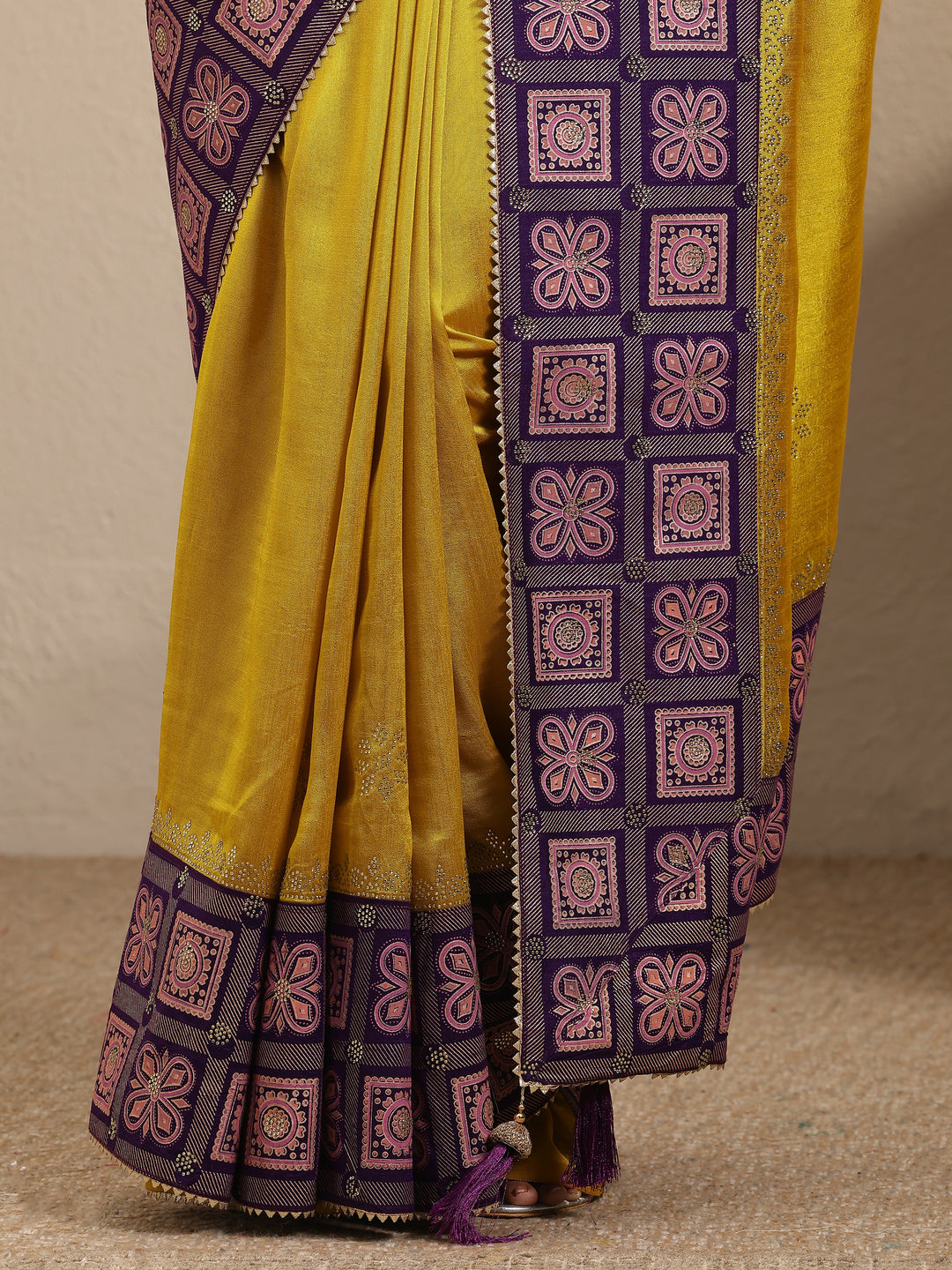 Mustard Embellished Silk Blend Saree With Unstitched Blouse Piece