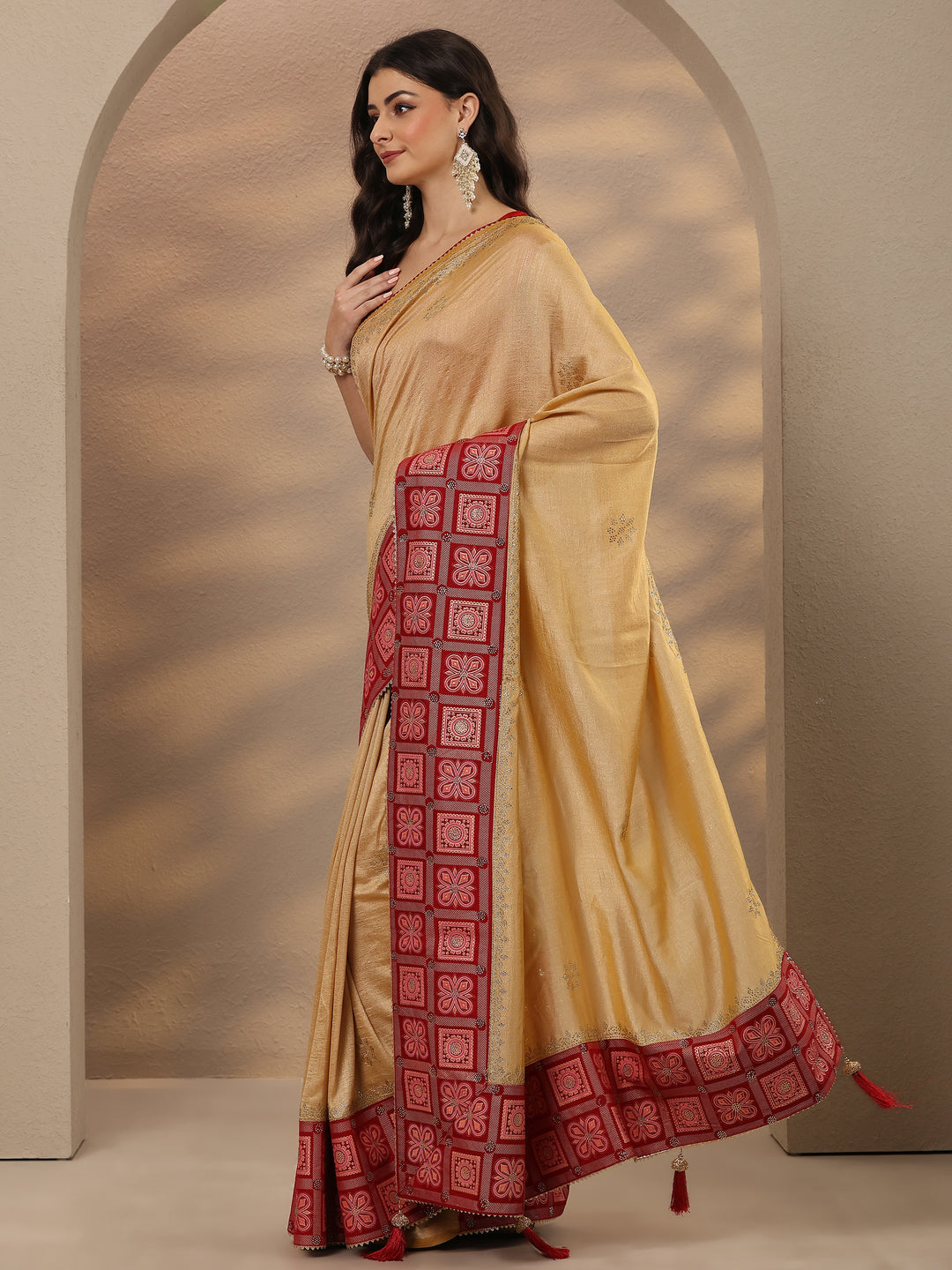 Gold Embellished Silk Blend Saree With Unstitched Blouse Piece