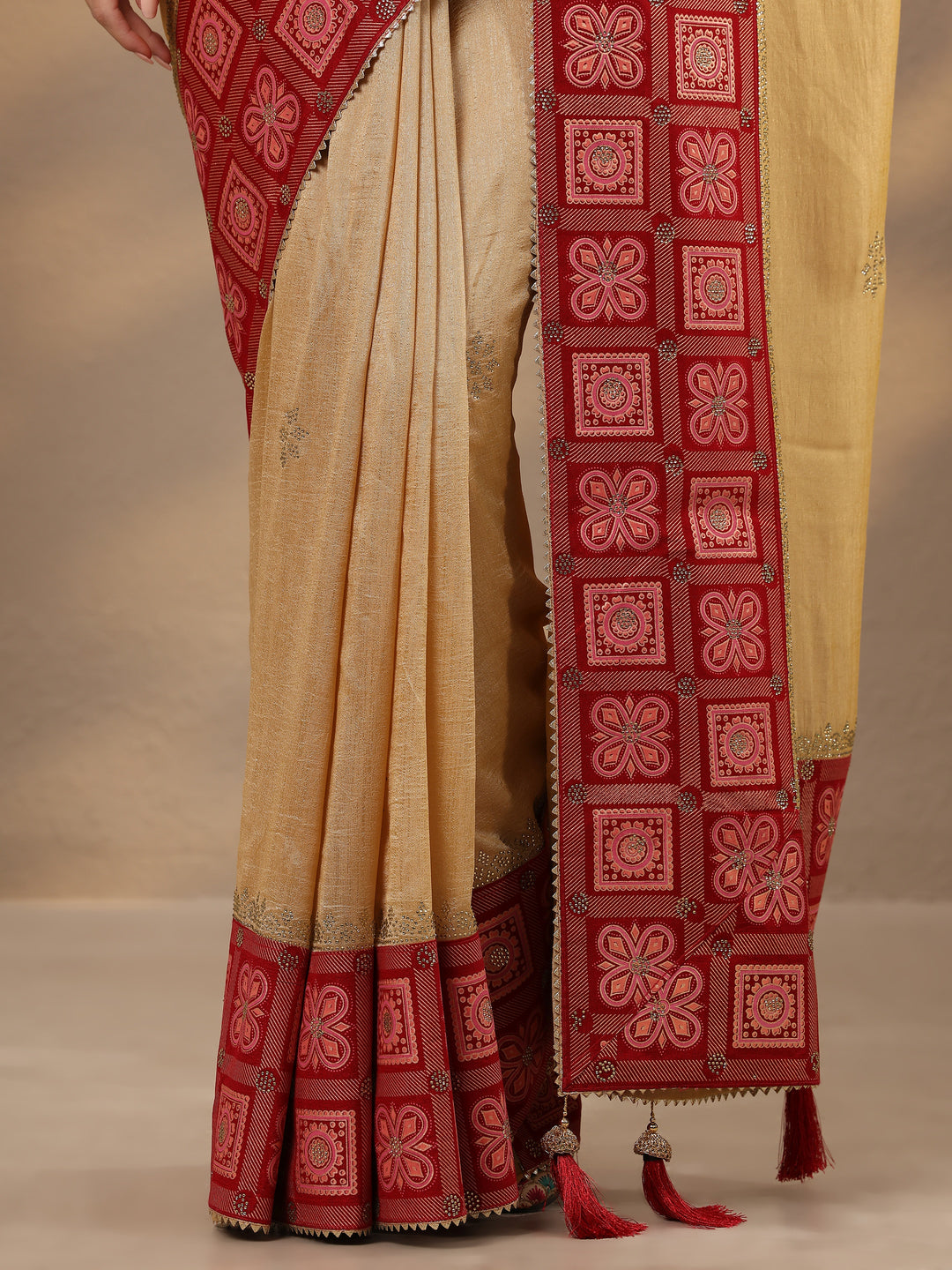 Gold Embellished Silk Blend Saree With Unstitched Blouse Piece