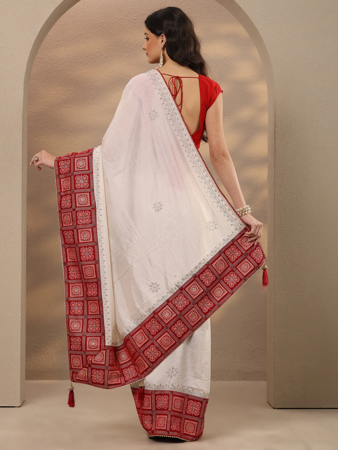 Off White Embellished Silk Blend Saree With Unstitched Blouse Piece