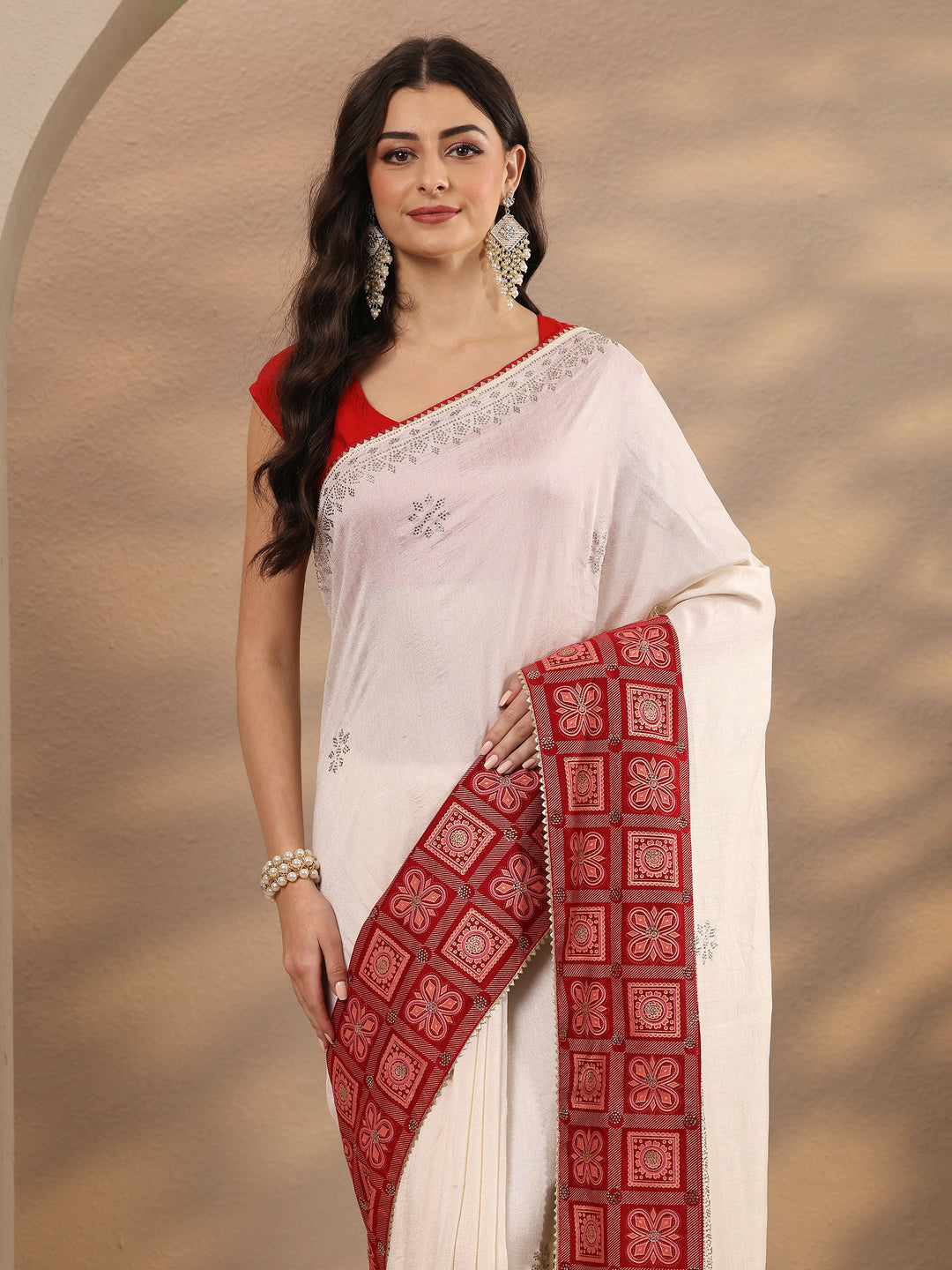 Off White Embellished Silk Blend Saree With Unstitched Blouse Piece