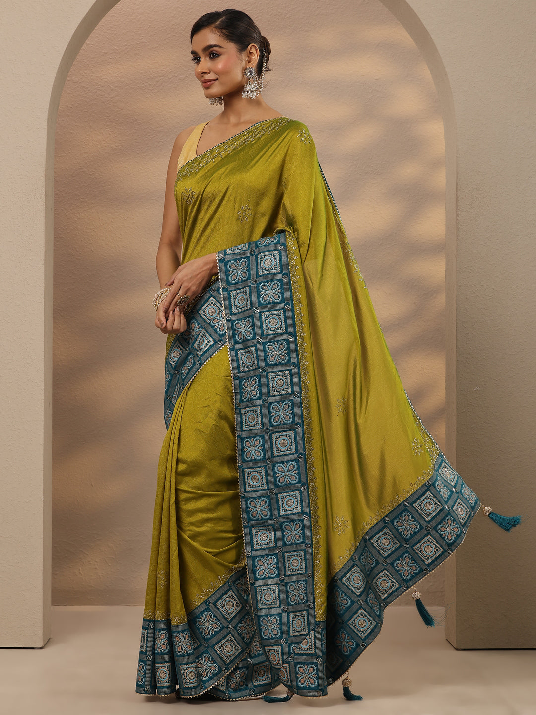 Green Embellished Silk Blend Saree With Unstitched Blouse Piece