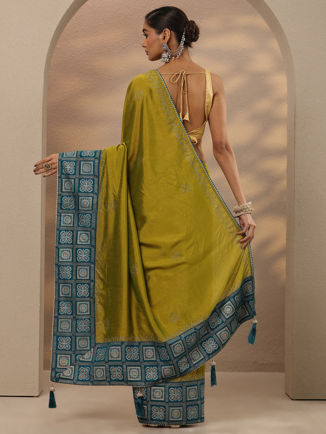 Green Embellished Silk Blend Saree With Unstitched Blouse Piece