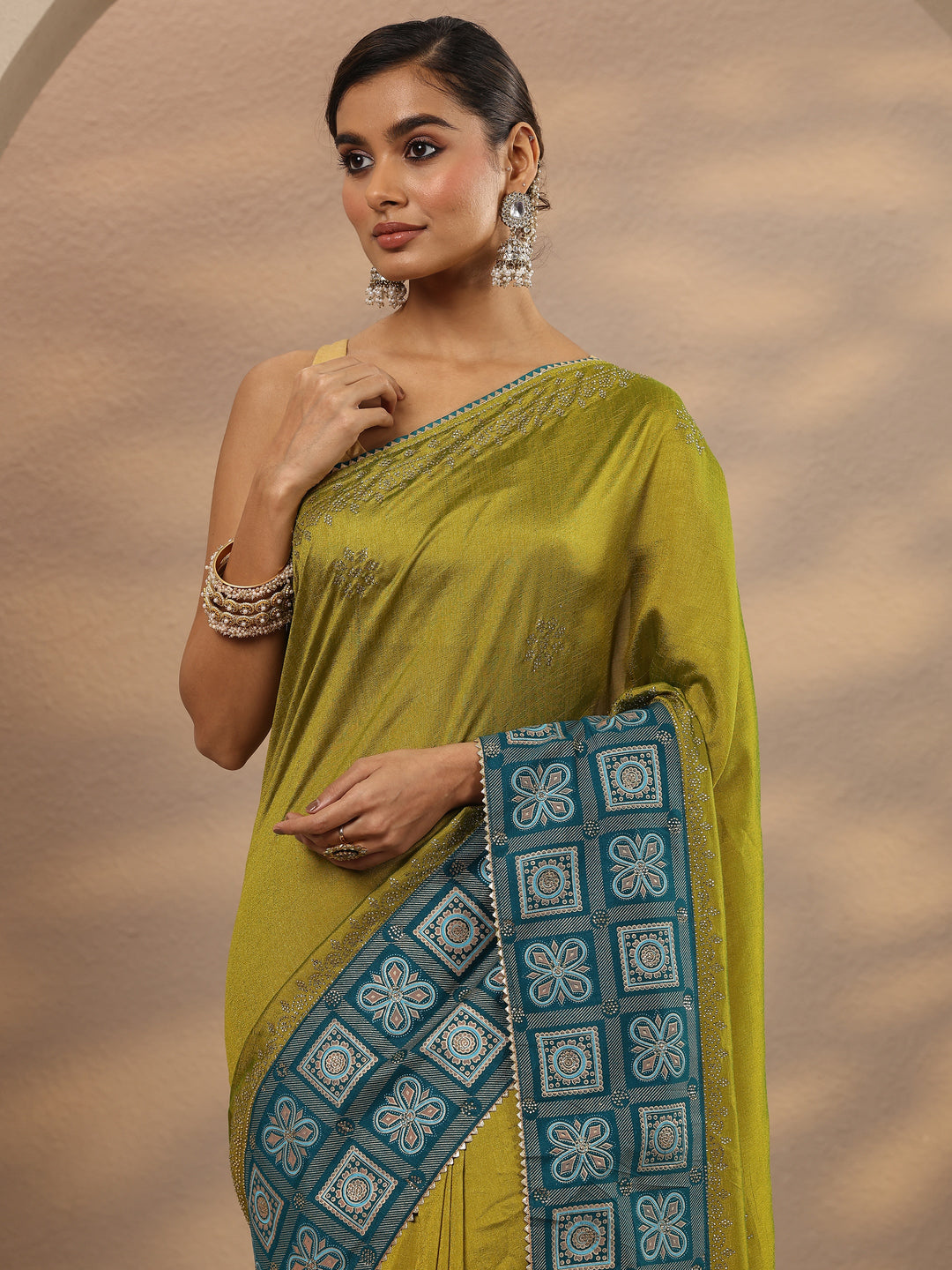 Green Embellished Silk Blend Saree With Unstitched Blouse Piece