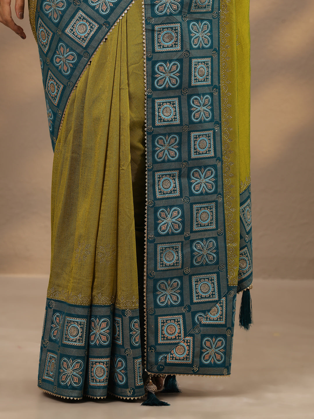 Green Embellished Silk Blend Saree With Unstitched Blouse Piece