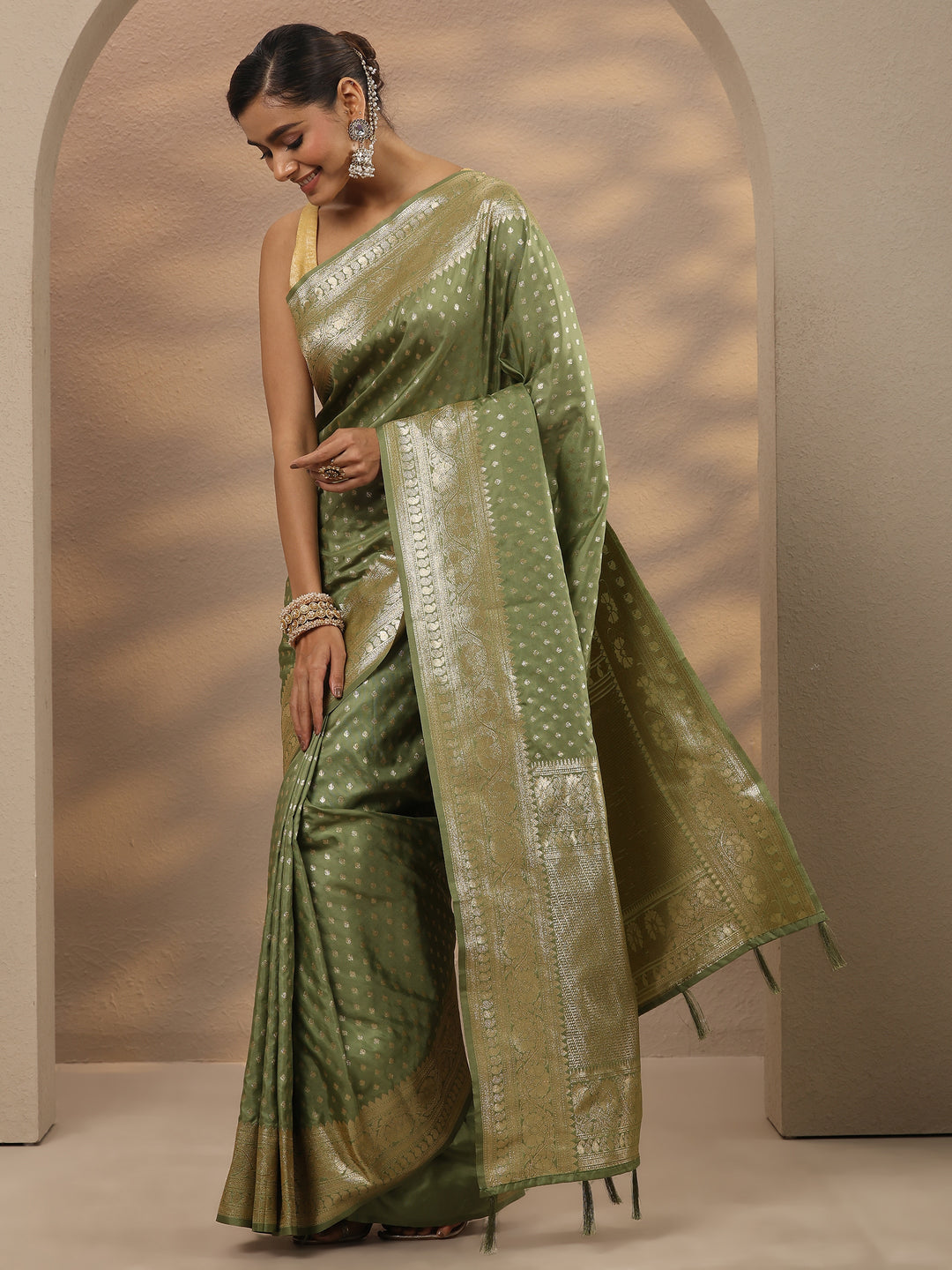 Green Woven Design Silk Blend Saree With Unstitched Blouse Piece