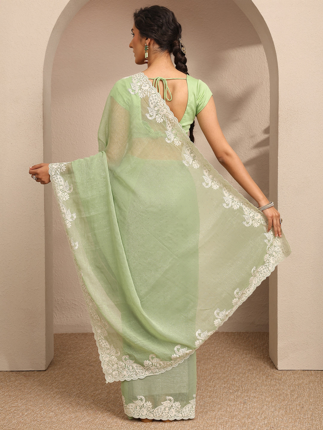 Green Embellished Silk Blend Saree With Unstitched Blouse Piece