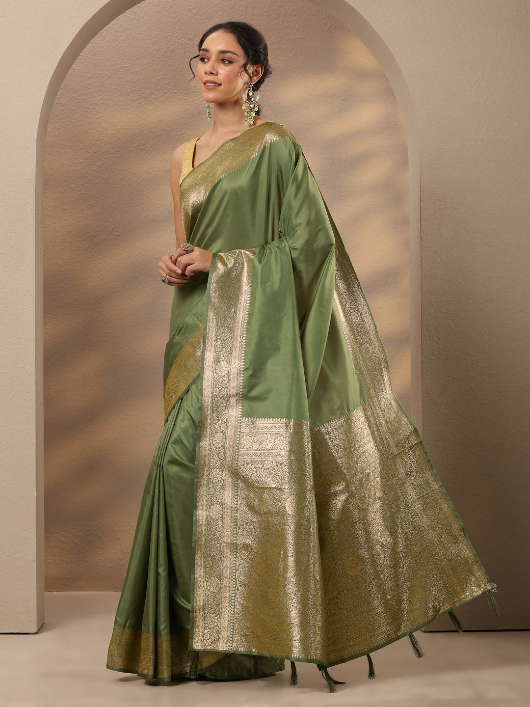 Green Solid Silk Blend Saree With Unstitched Blouse Piece