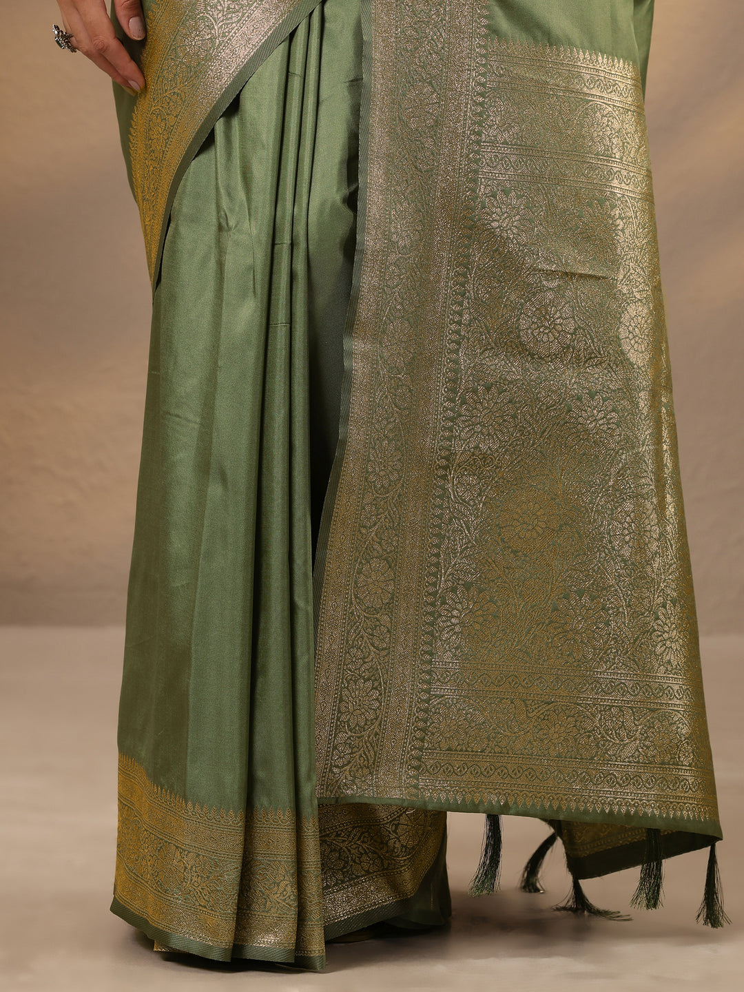 Green Solid Silk Blend Saree With Unstitched Blouse Piece