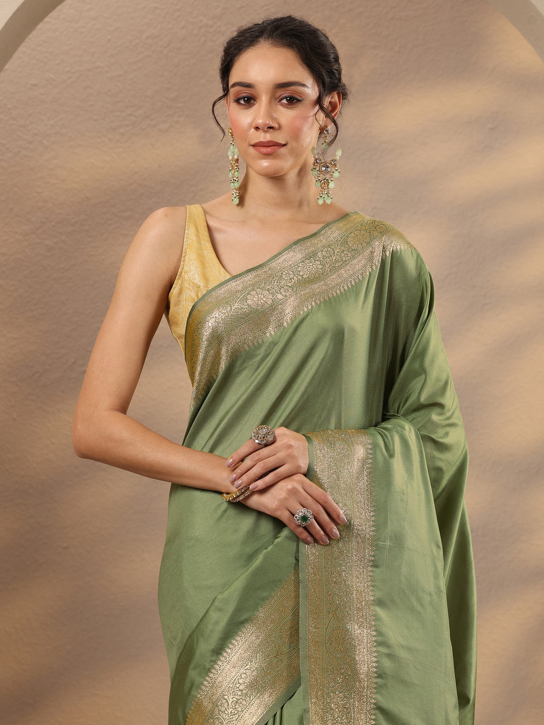 Green Solid Silk Blend Saree With Unstitched Blouse Piece