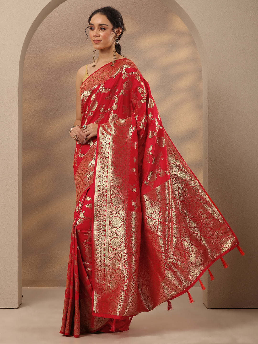 Red Woven Design Silk Blend Saree With Unstitched Blouse Piece
