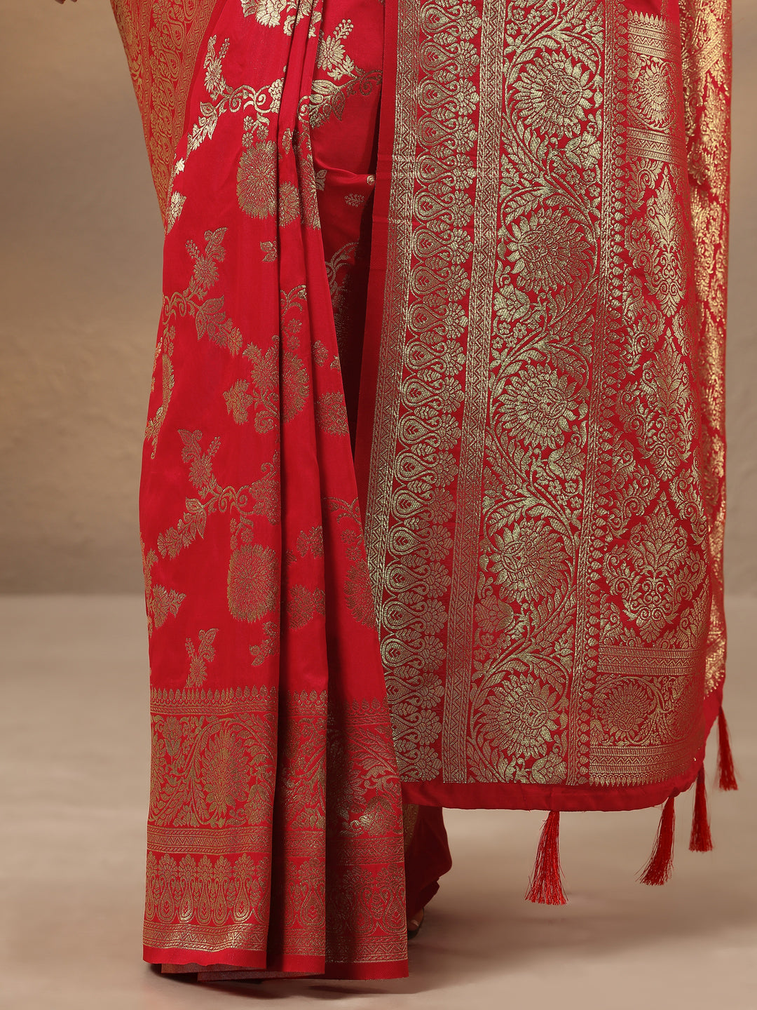 Red Woven Design Silk Blend Saree With Unstitched Blouse Piece