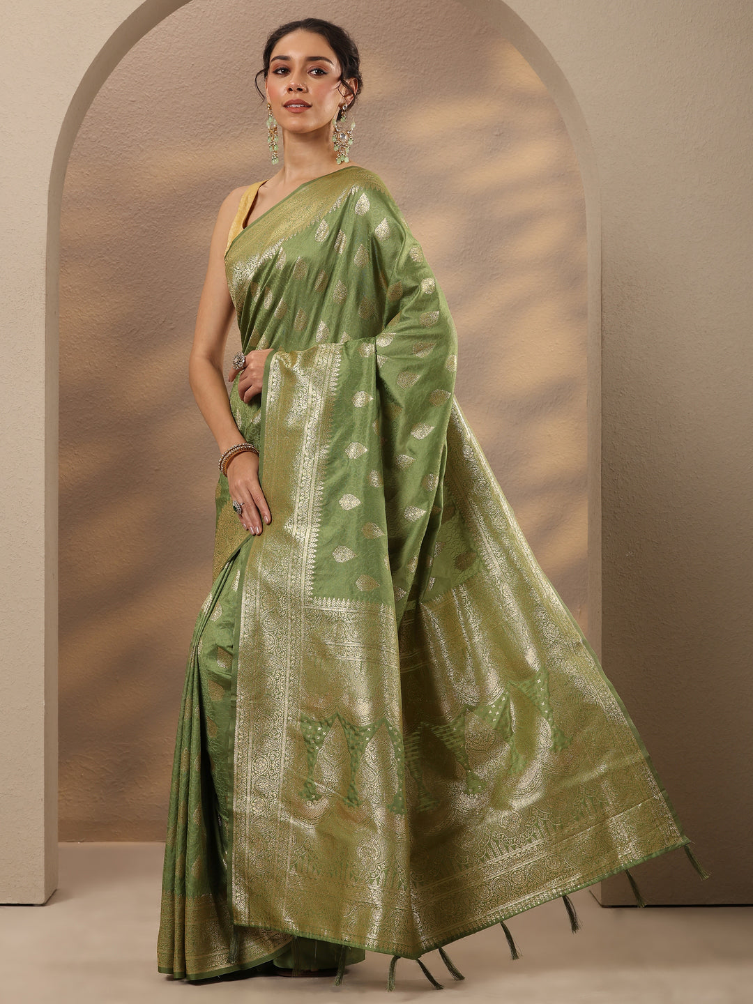 Green Woven Design Silk Blend Saree With Unstitched Blouse Piece