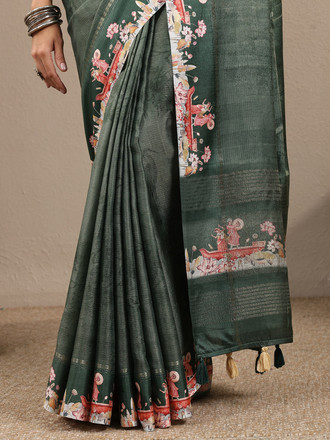 Green Solid Silk Blend Saree With Unstitched Blouse Piece