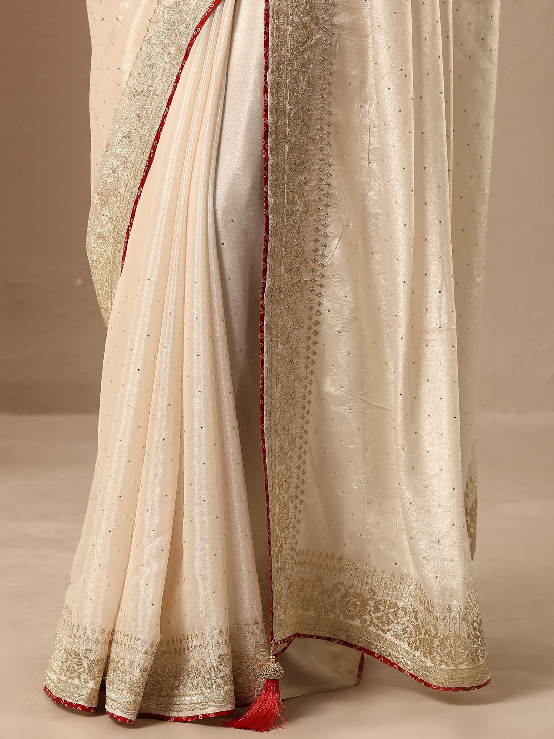 Cream Embellished Silk Blend Saree With Unstitched Blouse Piece