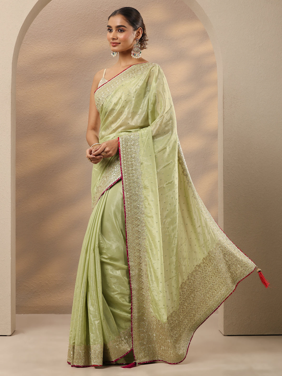 Green Embellished Silk Blend Saree With Unstitched Blouse Piece