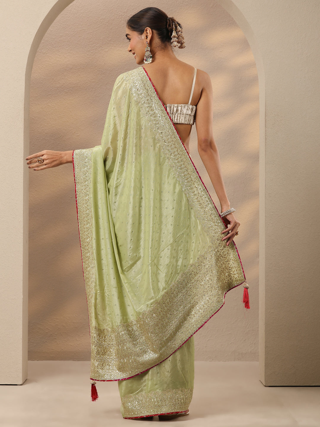 Green Embellished Silk Blend Saree With Unstitched Blouse Piece