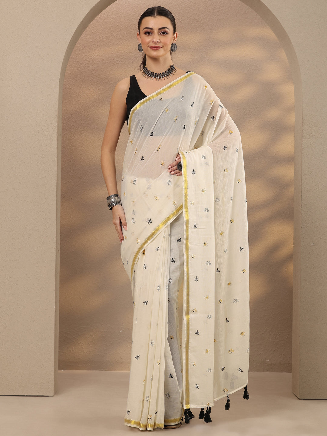 Off White Printed Cotton Blend Saree With Unstitched Blouse Piece