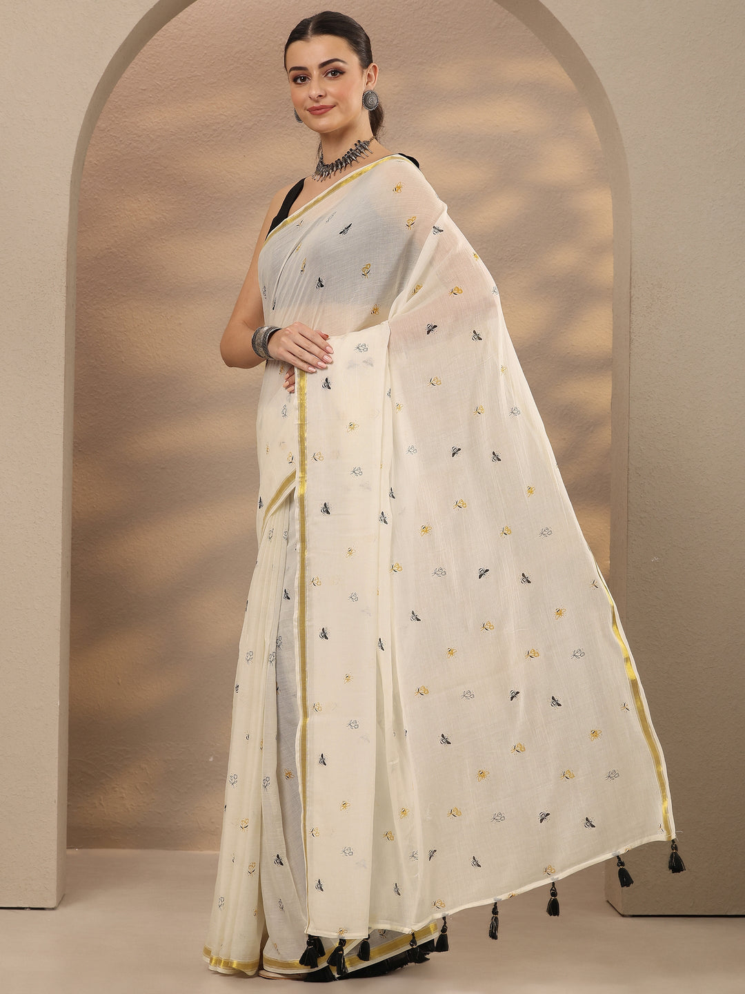 Off White Printed Cotton Blend Saree With Unstitched Blouse Piece