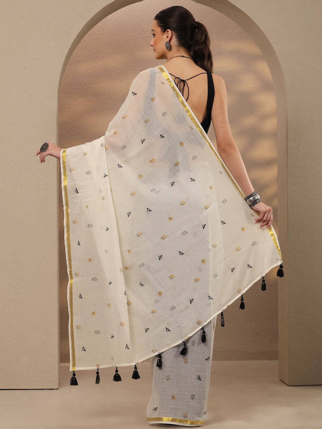 Off White Printed Cotton Blend Saree With Unstitched Blouse Piece