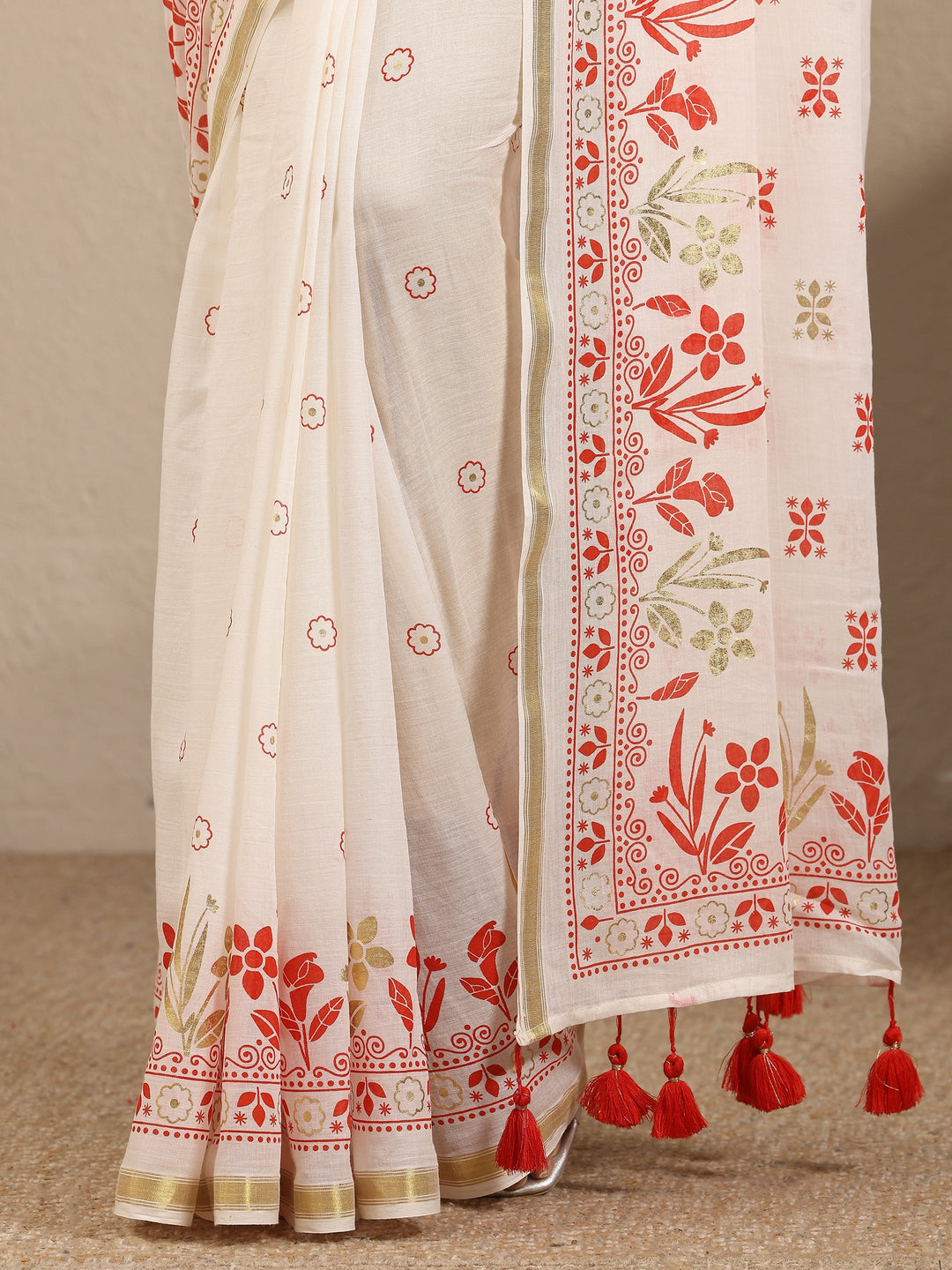 Off White Printed Cotton Blend Saree With Unstitched Blouse Piece