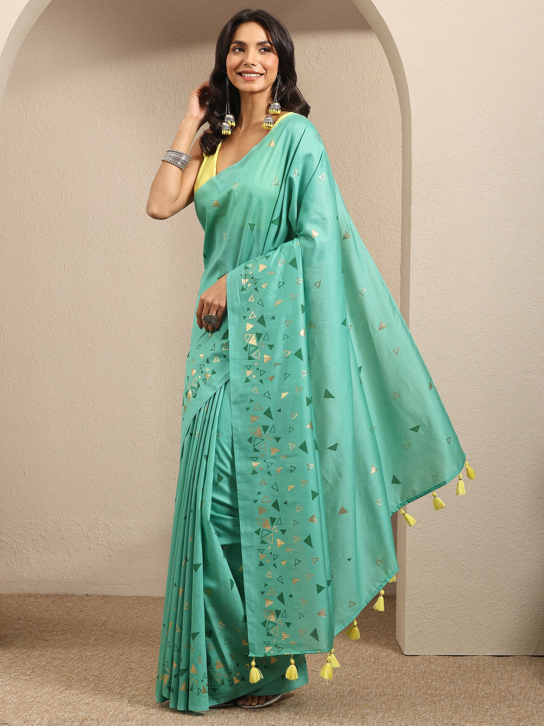Green Geometric Printed Cotton Blend Saree With Unstitched Blouse Piece