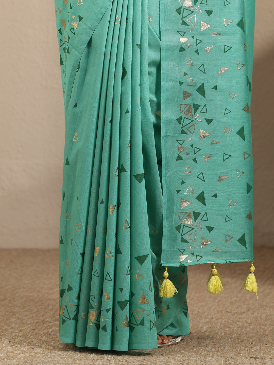 Green Geometric Printed Cotton Blend Saree With Unstitched Blouse Piece