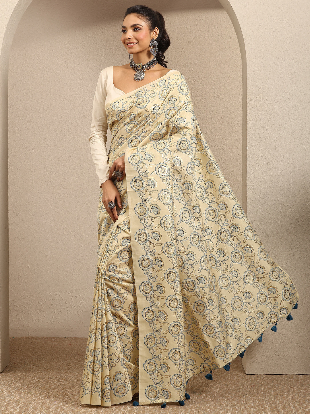 Beige Printed Cotton Blend Saree With Unstitched Blouse Piece