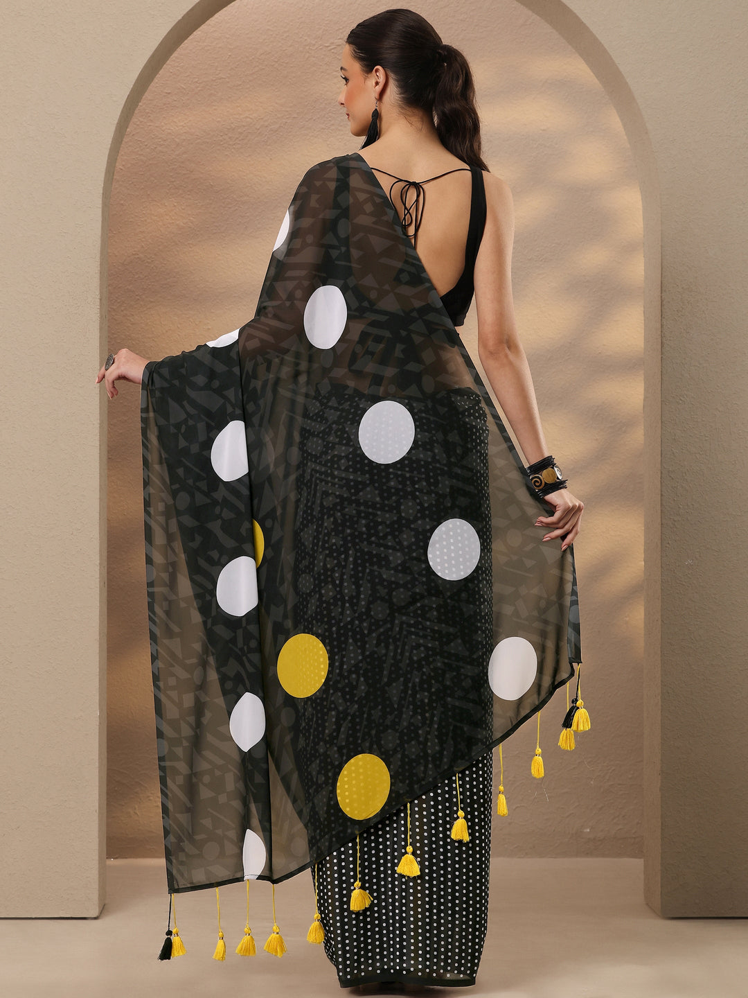 Black Geometric Printed Georgette Saree With Unstitched Blouse Piece