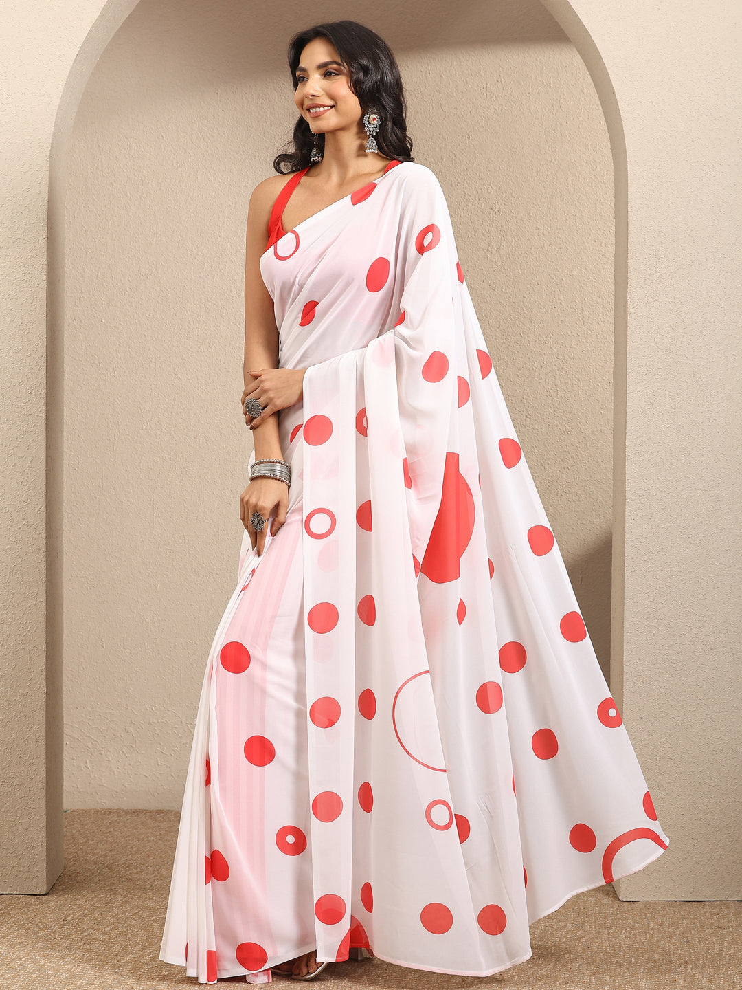 Off White Geometric Printed Georgette Saree With Unstitched Blouse Piece