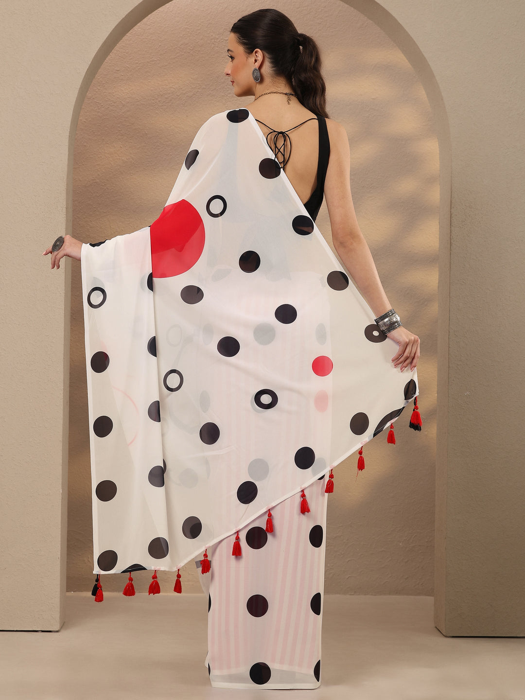 Off White Geometric Printed Georgette Saree With Unstitched Blouse Piece