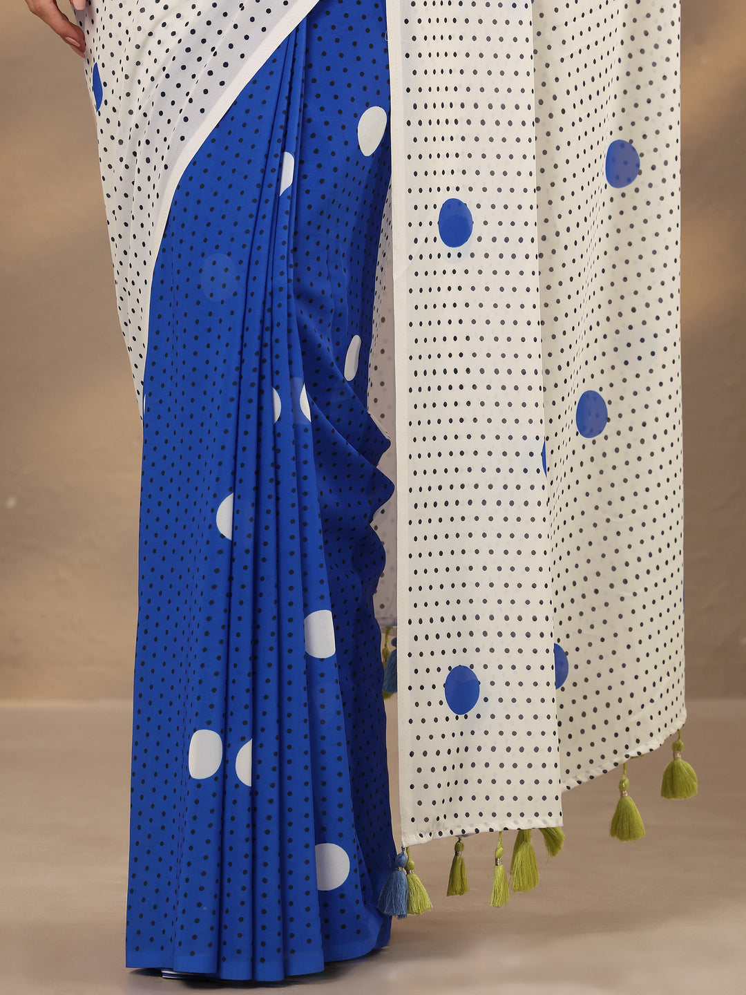 Off White Geometric Printed Georgette Saree With Unstitched Blouse Piece