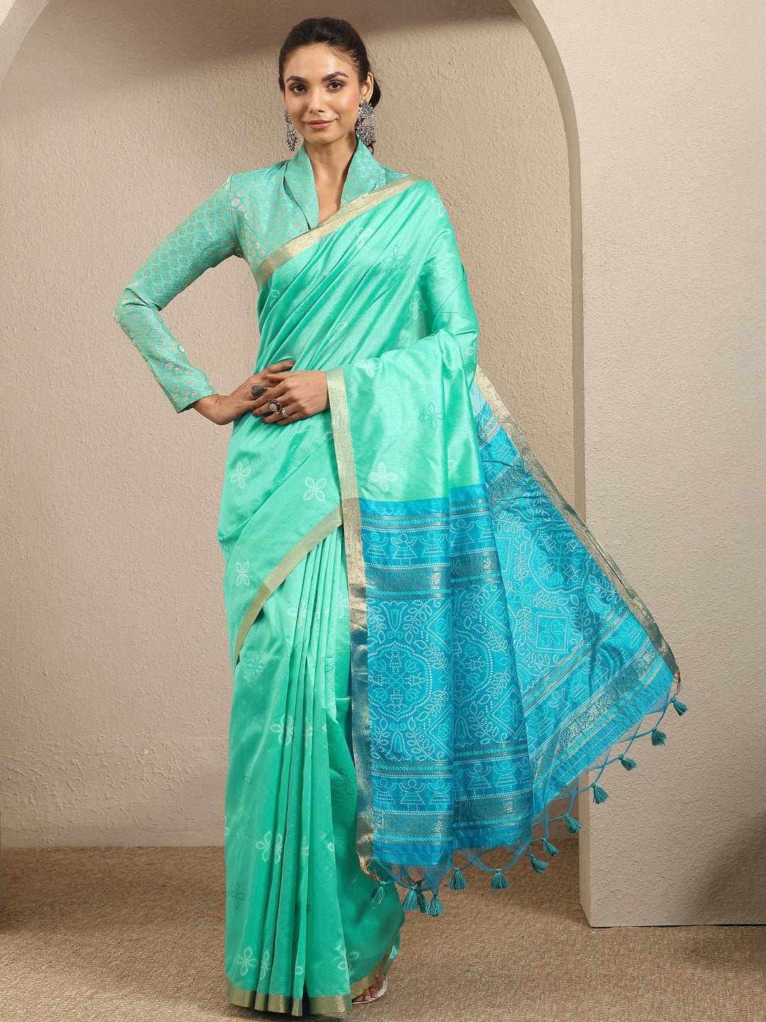 Green Woven Design Silk Blend Saree With Unstitched Blouse Piece