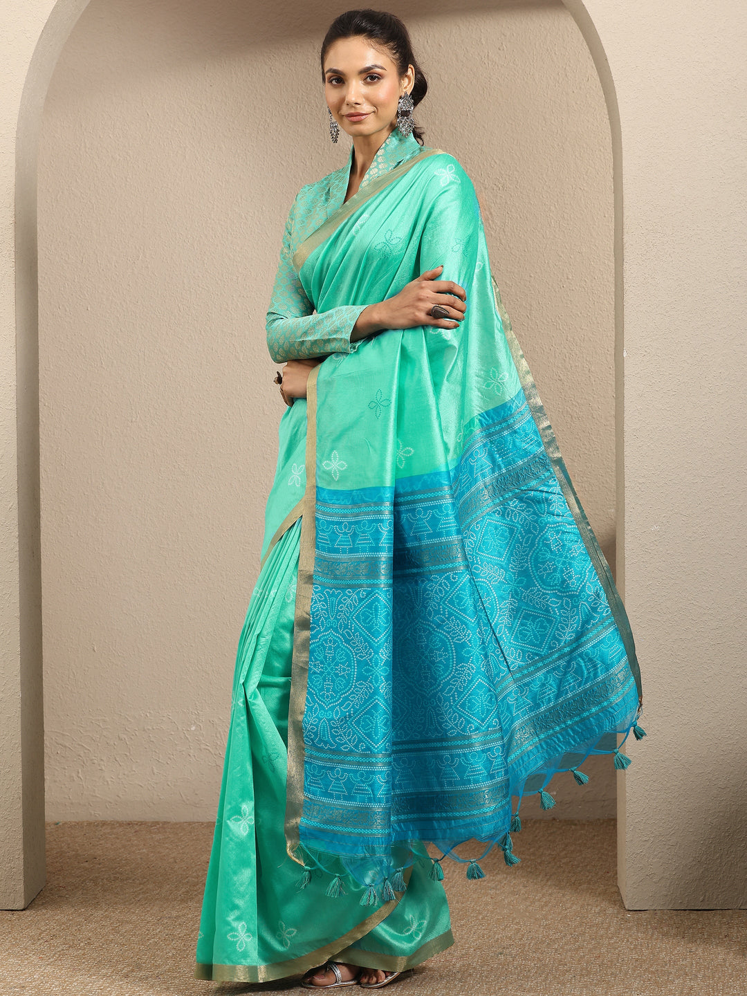 Green Woven Design Silk Blend Saree With Unstitched Blouse Piece