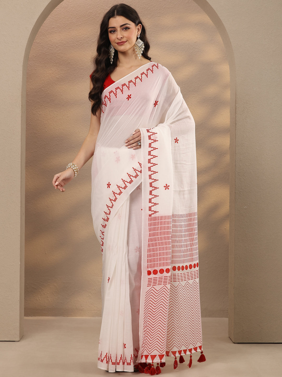 Off White Chevron Printed Cotton Blend Saree With Unstitched Blouse Piece